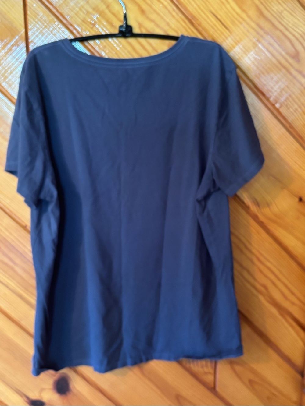 Life Is Good Women's V-Neck Crusher Tee in Navy with White Logo - Picture 4 of 4